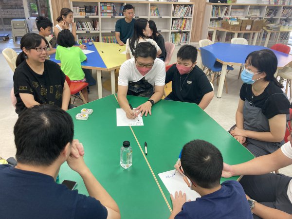 113學年度教育優先區親職講座--用桌遊陪孩子玩出好天賦和個性
