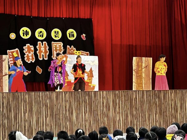 歡笑滿溢的聖誕日：感謝會長及副會長送上聖誕驚喜，與平鎮DRAMA劇團共度愉快時光