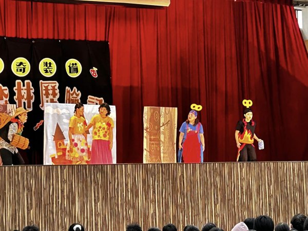歡笑滿溢的聖誕日：感謝會長及副會長送上聖誕驚喜，與平鎮DRAMA劇團共度愉快時光