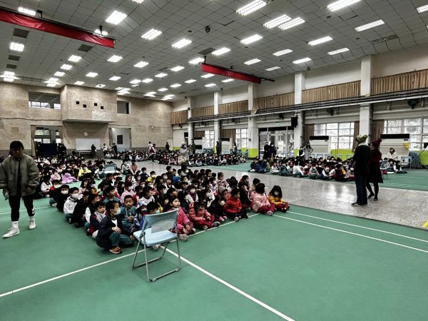 歡笑滿溢的聖誕日：感謝會長及副會長送上聖誕驚喜，與平鎮DRAMA劇團共度愉快時光