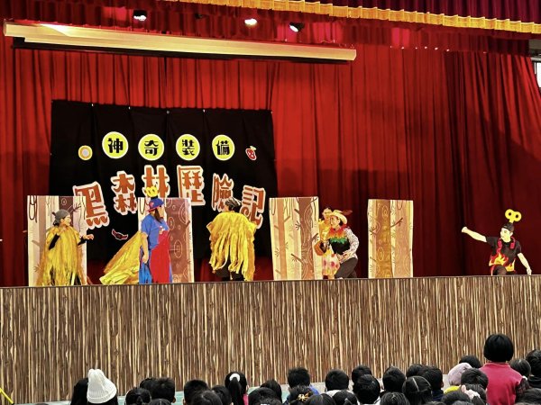 歡笑滿溢的聖誕日：感謝會長及副會長送上聖誕驚喜，與平鎮DRAMA劇團共度愉快時光