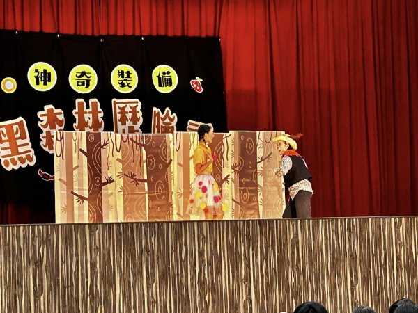 歡笑滿溢的聖誕日：感謝會長及副會長送上聖誕驚喜，與平鎮DRAMA劇團共度愉快時光