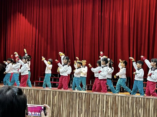 新勢國小112年度音樂藝術季：優美旋律、活潑律動，5年級各班精彩演出感動全場